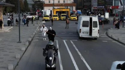 Hızlı giden motosikleti kazalara dikkat çekmek için kovaladılar