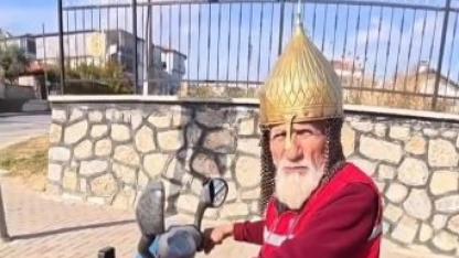 Denizli Yollarında Şaşırtan Görüntü: Kask Yerine Miğfer Takan Dede Viral Oldu!