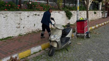 Bozcaada sokaklarında temizlik devam ediyor