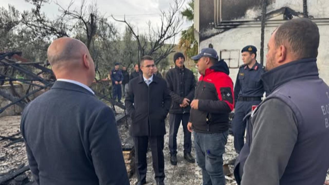 Bozcaada'da otel yangını sonrası Kaymakam Altunay ve Başkan Göztepe incelemelerde bulundu