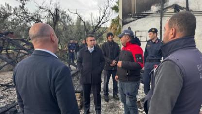 Bozcaada'da otel yangını sonrası Kaymakam Altunay ve Başkan Göztepe incelemelerde bulundu