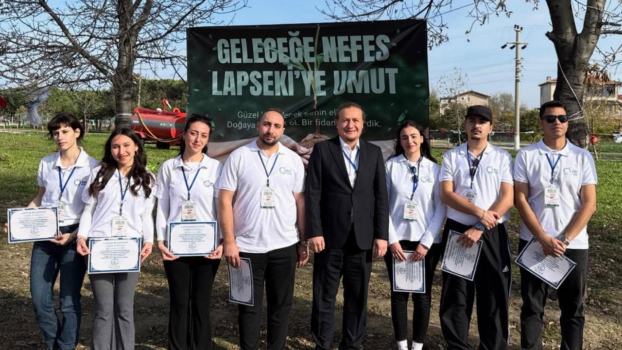 Lapseki'de Tatlı Pazarlık: Başkan Öztürk, Gençleri Kendi Fidanlarını Dikmeye Davet Etti