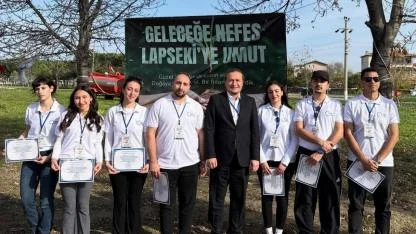 Lapseki'de Tatlı Pazarlık: Başkan Öztürk, Gençleri Kendi Fidanlarını Dikmeye Davet Etti