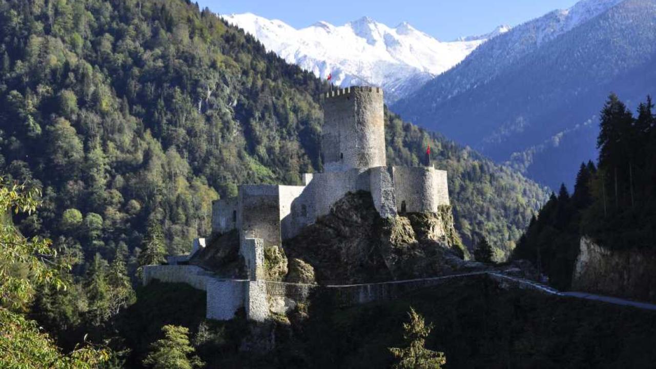 RİZE’NİN GÜNDEMİNE BOMBA GİBİ DÜŞTÜ! Zil Kale ve Çevresindeki Yapılaşma Şartlarına 1 Yıl Süre Uzatımı Kararı!