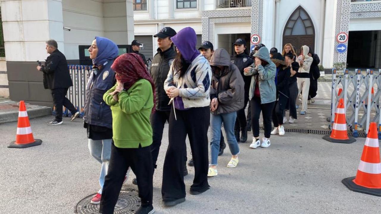 &quot;Sahte bungalov&quot; çetesine dev operasyon: Hesaplarında 35 milyon TL hareketlilik tespit edildi