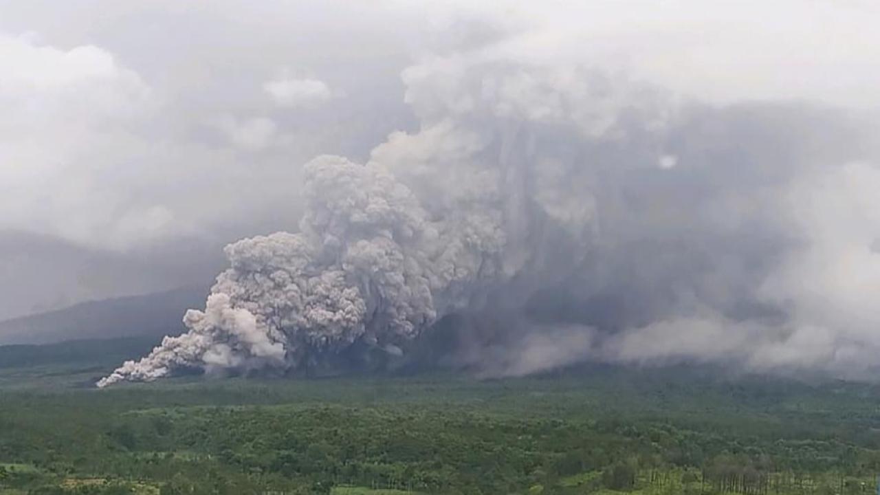 Semeru Yanardağı patladı, alarm seviyesi en yüksek düzeye çıkarıldı