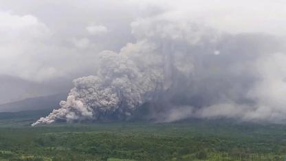 Semeru Yanardağı patladı, alarm seviyesi en yüksek düzeye çıkarıldı