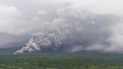 Semeru Yanardağı patladı, alarm seviyesi en yüksek düzeye çıkarıldı