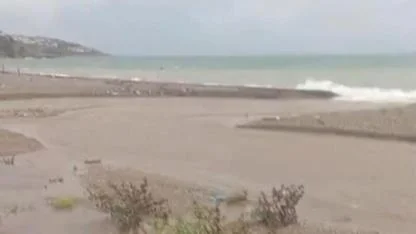 Şiddetli Sağanak Yağış Çanakkale'de Hayatı Felç Etti: Kadırga Koyu Sahil Yolu Kapandı!