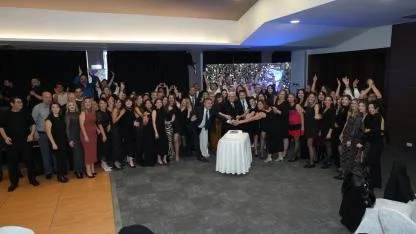 "Sınıfa Her Giriş Bir Başlangıç..." En Genç Öğretmenden Salona Duygulandıran Mesaj! Çanakkale Koleji 30. Yıl Vefasını Taçlandırdı!