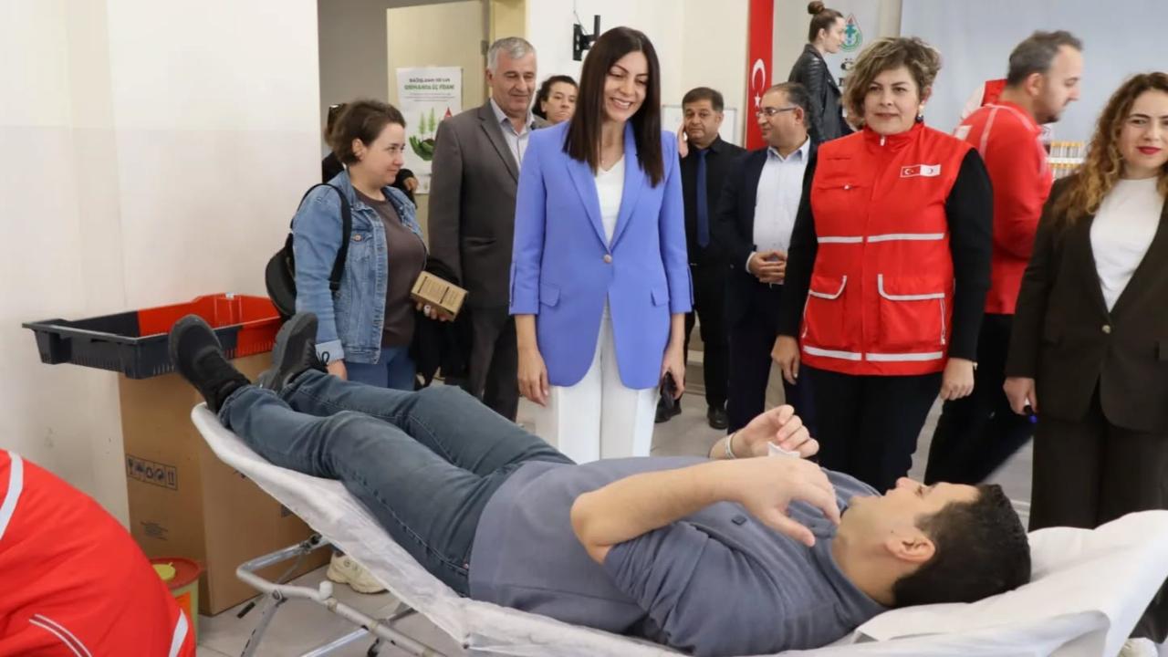 Sorumluluk Dersi! Kızılay Haftası&#039;nda Hem Öğrenci Hem Bağışçı Oldular