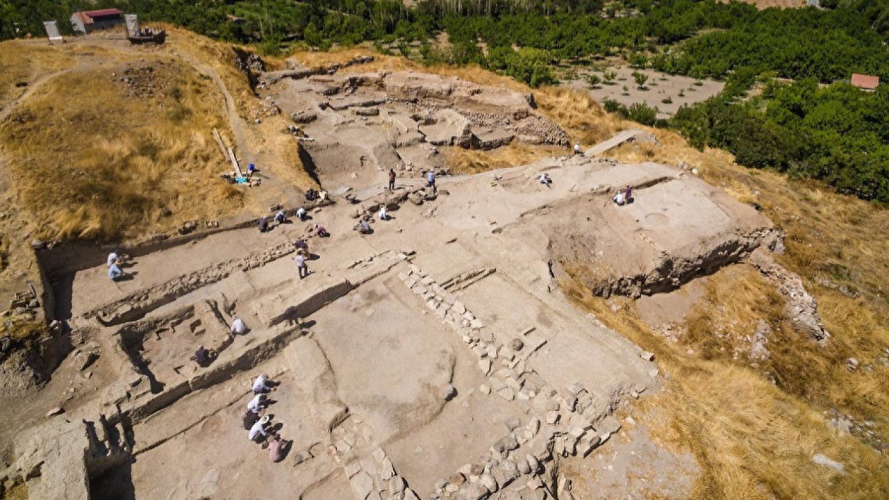 Tokat&#039;tan Malatya&#039;ya Uzandı: Tarihi Höyüğe Kaçak Temel Atanlar Yandı! Koruma Kurulu Yıkım Kararı Aldı.