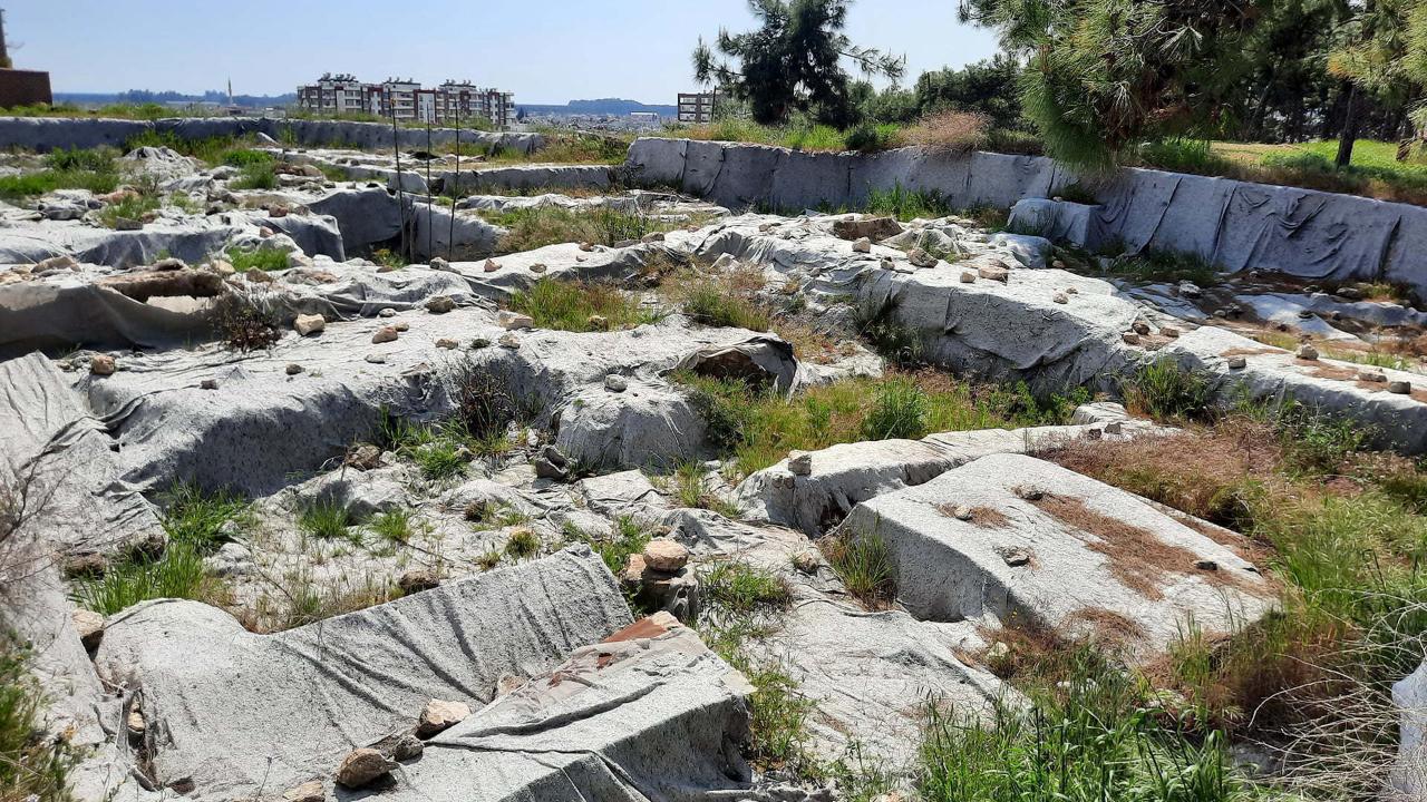 Utanç Verici Görüntü: 1. Derece Tarihi Sit Alanına Moloz Dökülmüş! Tarsus Höyüğü Temizleniyor.