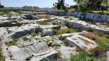 Utanç Verici Görüntü: 1. Derece Tarihi Sit Alanına Moloz Dökülmüş! Tarsus Höyüğü Temizleniyor.