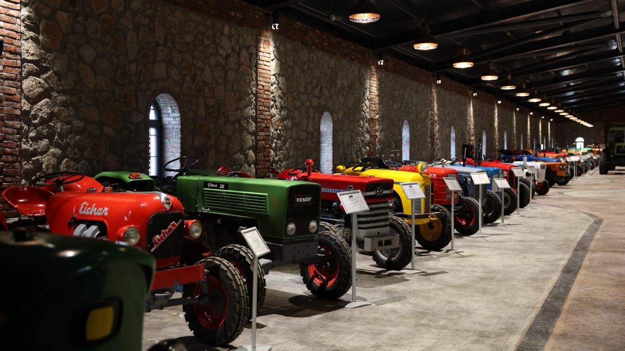 Vali Toraman, Ezine ve Geyikli Protokolüyle Traktör ve Otomobil Müzesi'ni İnceledi