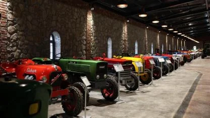 Vali Toraman, Ezine ve Geyikli Protokolüyle Traktör ve Otomobil Müzesi'ni İnceledi
