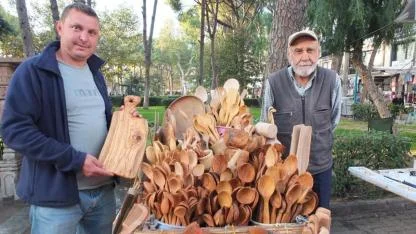 Yakacak olarak kullanılan zeytin odunlarını mutfak gereçlerine dönüştürüyor