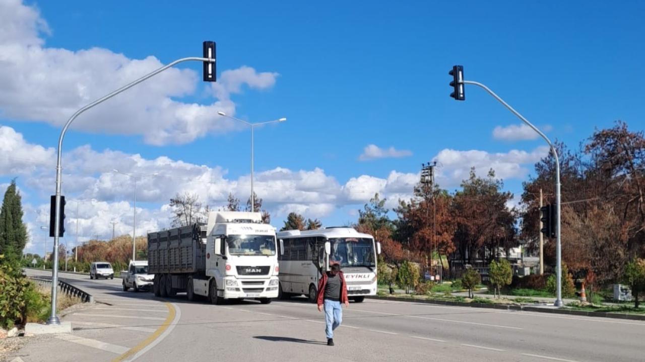 Yılların ‘Ölüm Kavşağı’ Aydınlandı: Güzelyalı’da Trafik Işıkları Nihayet Yandı