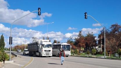 Yılların ‘Ölüm Kavşağı’ Aydınlandı: Güzelyalı’da Trafik Işıkları Nihayet Yandı