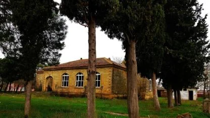 Yoklukta Yapıldı, Varlıkta Çürüyor: Gündoğdu’nun Tarihi Taş Mektebi Kaderine Terkedildi