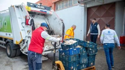 Adana'da Akılalmaz Manzara: Kokmuş 25 Kasa Tavuk Ele Geçirildi!