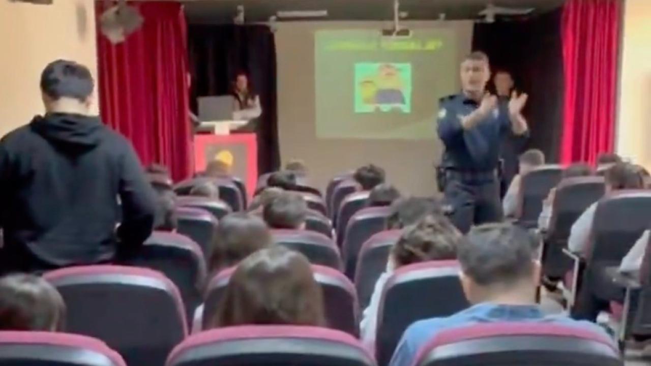 Akran Zorbalığı ve Teknoloji Bağımlılığına Geçit Yok! Eceabat Emniyeti Gençleri Eğitimi Aldı