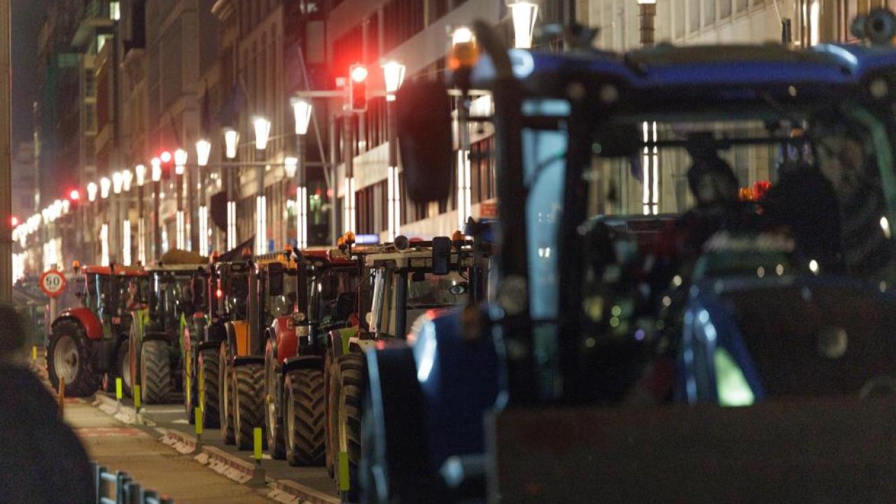 Avrupalı çiftçilerden AB zirvesinin yapıldığı Brüksel'de traktörlü protesto