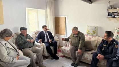 Ayvacık Kaymakamı, Gazi Evi'nde! Sapanca Köyü Ziyaretinde Kıbrıs Gazisi'ne Özel İlgi ve Köylülerin Talepleri Tek Tek Not Edildi