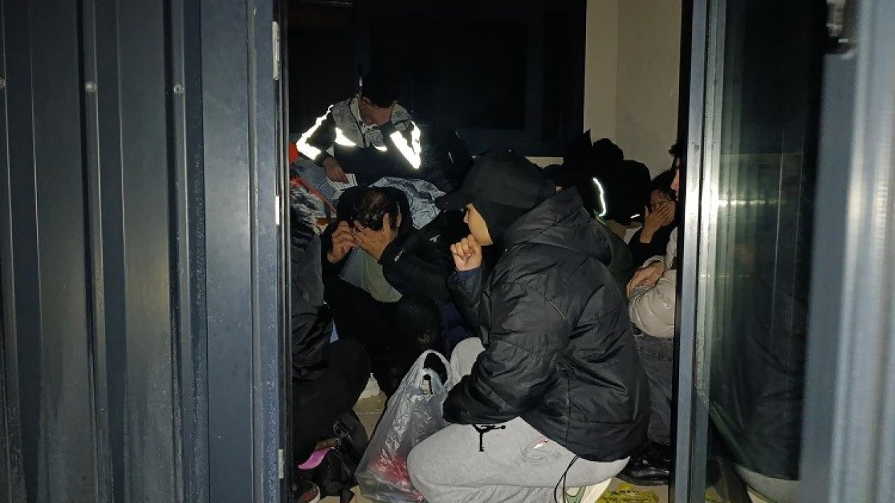 Ayvacık&#039;ta 14&#039;ü çocuk, 32 kaçak göçmen yakalandı