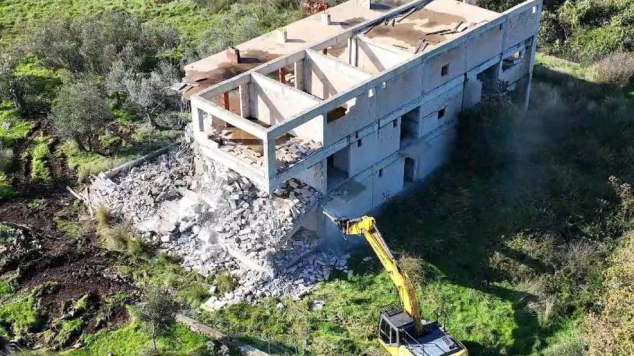 Ayvacık&#039;ta Kaçak Yapıya Geçit Yok: Kasım ayında 66 kaçak yapı yıkıldı