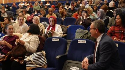 Biga'da kadınlar hem güldüler, hem ördüler!