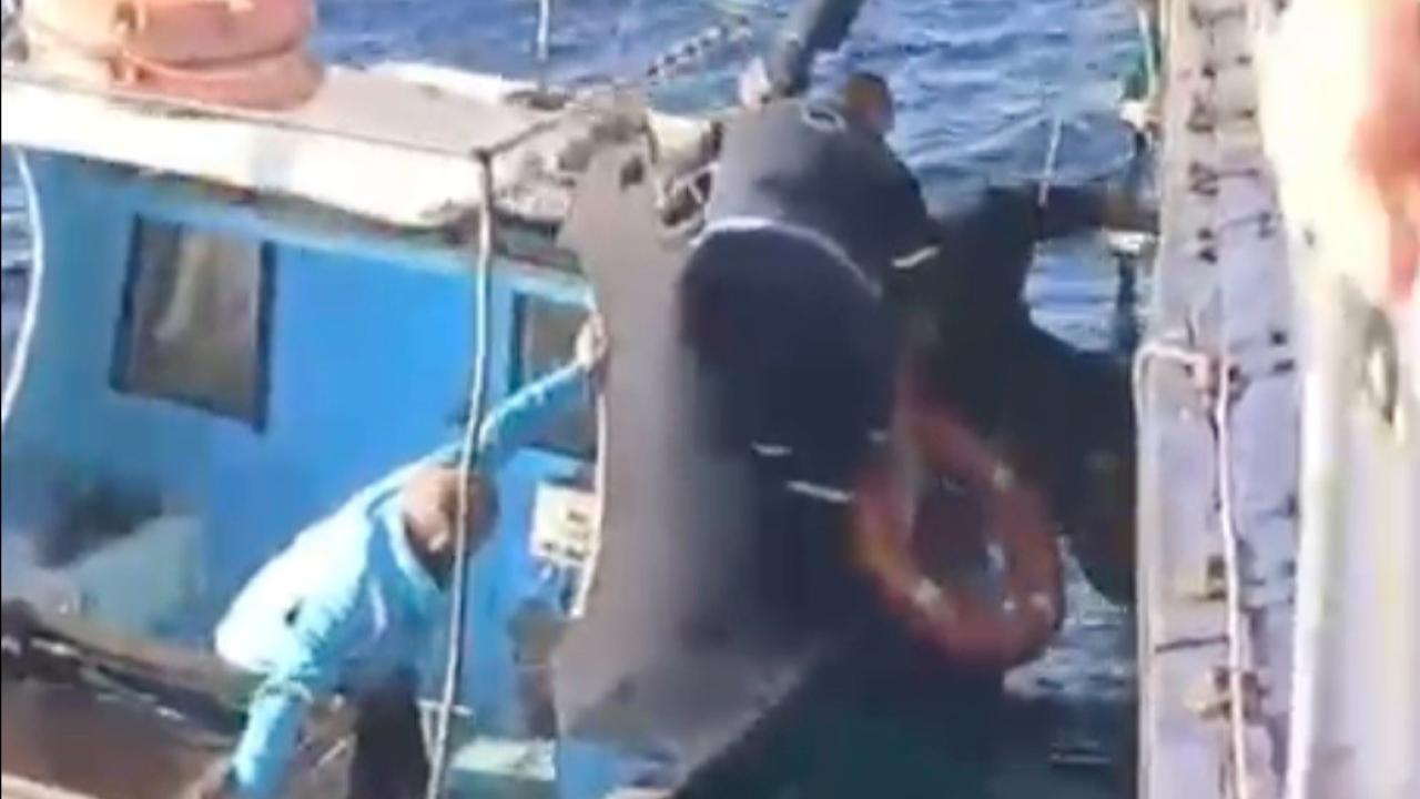 Bozcaada-Geyikli Feribotunda Denize Atlayan Kişi Kurtarıldı