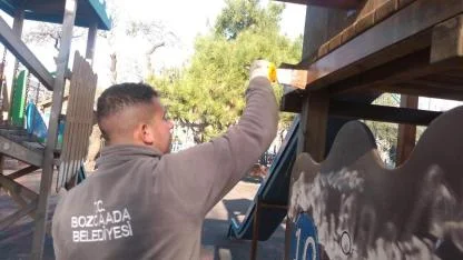 Bozcaada'da çocuk parkları yenileniyor