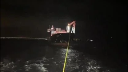 Çanakkale Boğazı'nda makine arızası yapan konteyner gemisi demirletildi