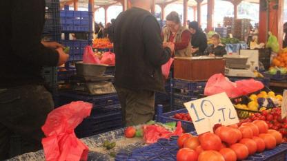 Çanakkale Domatesinde Fiyat Çöküşü! Sezon Starı 40 TL'den 10 TL'ye Düştü: Pazarda Son Günler!