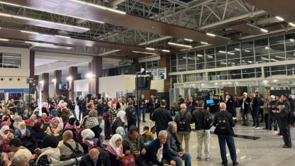 ÇANAKKALE’DEN REKOR UĞURLAMA! 424 Umreci Adayı, Gözyaşları ve Dualarla Kutsal Topraklara Yolcu Edildi!