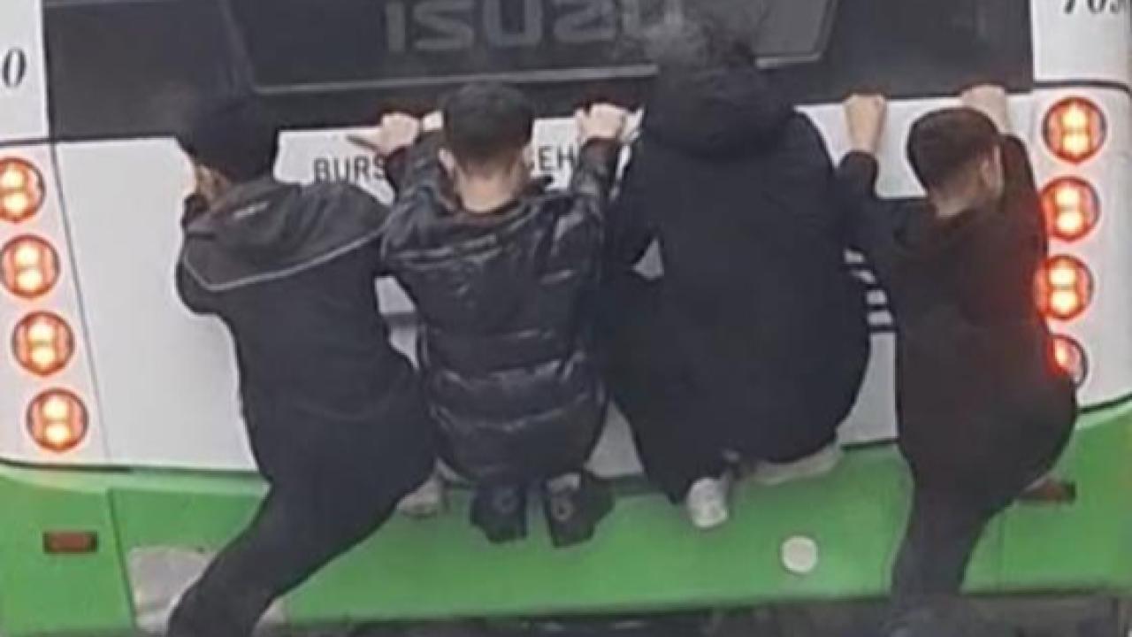 Canlarını Hiçe Saydılar!  Lise Öğrencilerinin Halk Otobüsü Arkasındaki Tehlikeli Yolculuğu