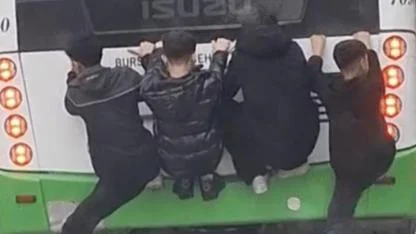 Canlarını Hiçe Saydılar!  Lise Öğrencilerinin Halk Otobüsü Arkasındaki Tehlikeli Yolculuğu