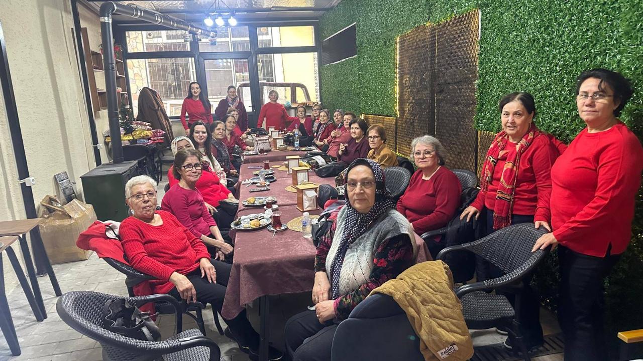 CHP Ezine Kadın Kolları’ndan yeni yıl mesajı: “2026 kadınların yılı olacak”