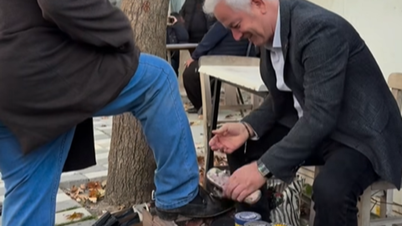 CHP'li Vekil  Güneşhan bu kez tezgah başına geçti: Fırçayı aldı, ayakkabı parlattı! Ne de Olsa Esnaf Adam