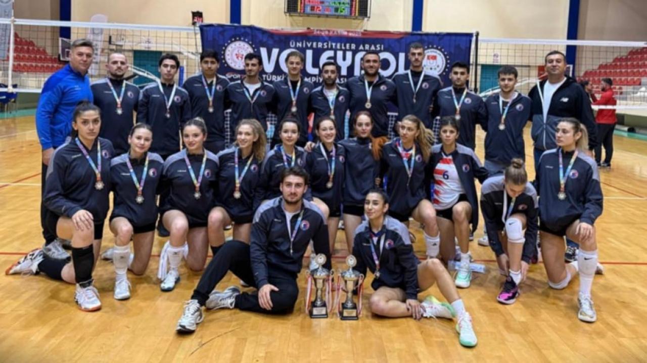 ÇOMÜ Voleybolda Zirveyi Zorladı! Kadın ve Erkek Takımları Gruplarını İkinci Sırada Tamamlayarak Büyük Başarıya İmza Attı!