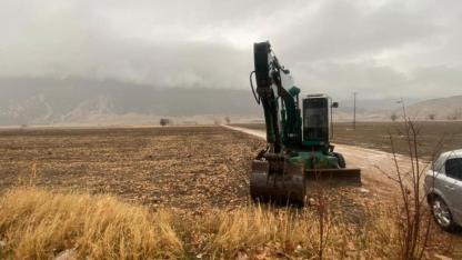 DSİ'ye ait kepçeyi çalarak define aradılar