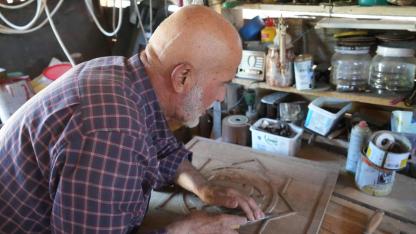 Emekli polis, ahşap hat sanatıyla evini adeta müzeye çevirdi