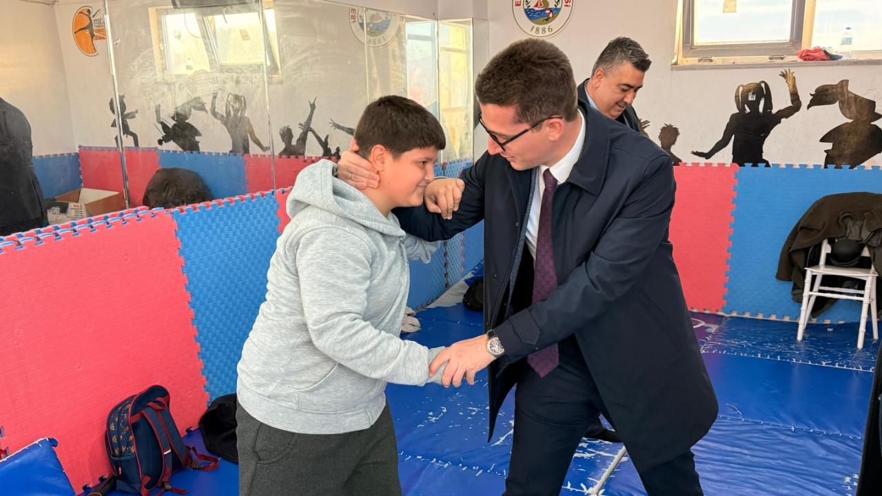 Ezine&#039;de Geleceğin Şampiyonlarına Tam Destek: Kaymakam Kaptanoğlu Antrenmanda!