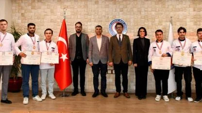 GastroAntalya’da Madalyaları Topladılar! Gökçeada’nın Başarılı Gastronomi Öğrencilerinden Rektör Erenoğlu’na Ziyaret!