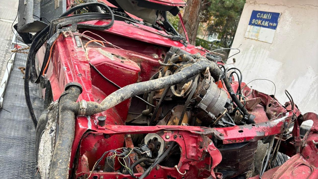 Gelibolu Yasa Boğuldu: Direksiyon Hakimiyetini Kaybetti, Ağaca Çarptı! Alper Atıcı Hayatını Kaybetti