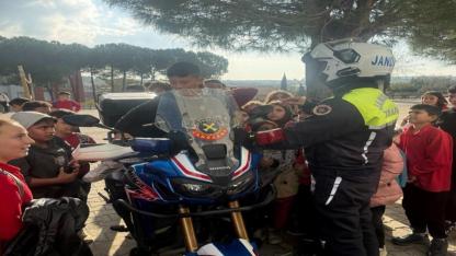 Geyikli’de Miniklere "Jandarma" Sürprizi! Hem Öğrendiler Hem Hediyeleri Kapttılar