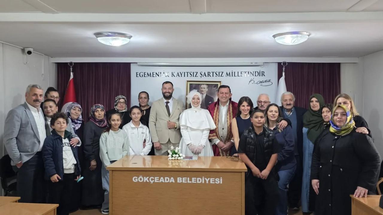 Gökçeada Belediyesi’nde Nikâh Töreni: Çiftin mutluluğu fidanlarla taçlandı