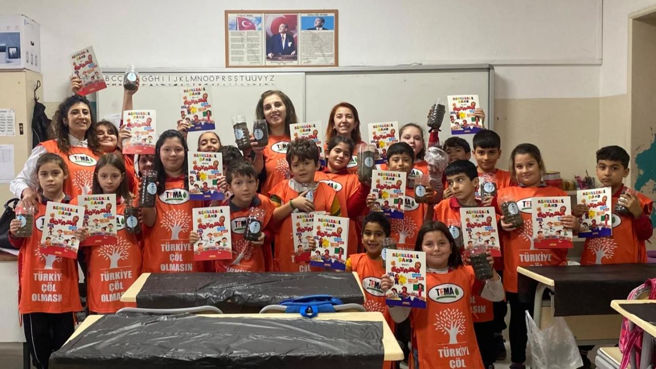 Gökçeada’da Dünya Toprak Günü’nde öğrenciler meşe palamudu ekti