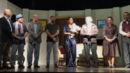 Hangisi Benim tiyatro oyununa adalılardan yoğun ilgi